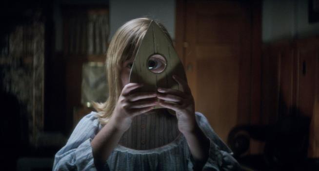 Nei cinema c'è Ouija - L'origine del male, ecco 4 nuove clip scena di Ouija - L'origine del male