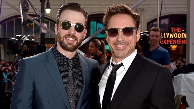 Capitan America e Iron Man sorprendono un fan malato di cancro Chris Evans e Robert Downey Jr. alla première di Captain America: Civil War