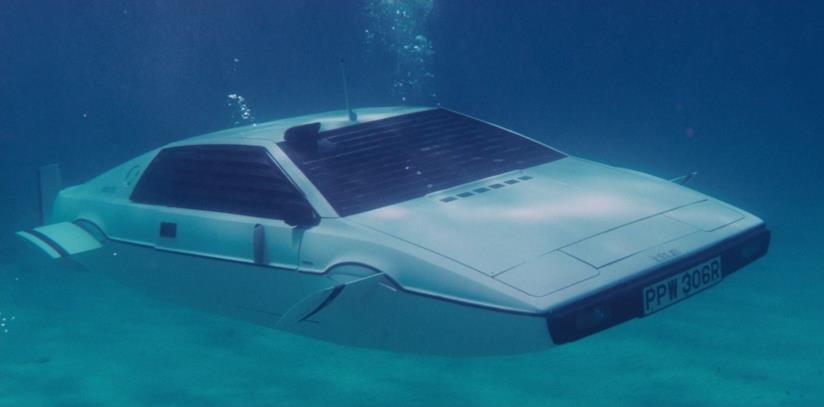 Tesla è al lavoro su un'auto sottomarina ispirata alla Lotus Esprit di 007 La Lotus Esprit del 1976 vista nel film La spia che mi amava
