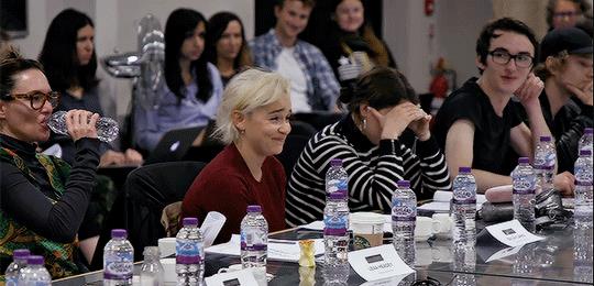Emilia Clarke rivolge un sorriso a Kit Harington Emilia Clarke e il cast di GoT 8