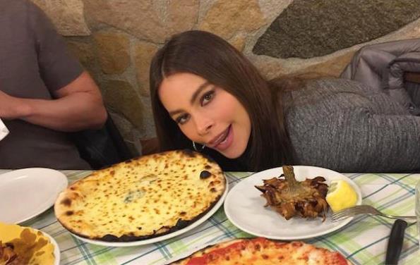 Le vacanze romane di Sofia Vergara di Modern Family Sofia Vergara si avventa su una pizza