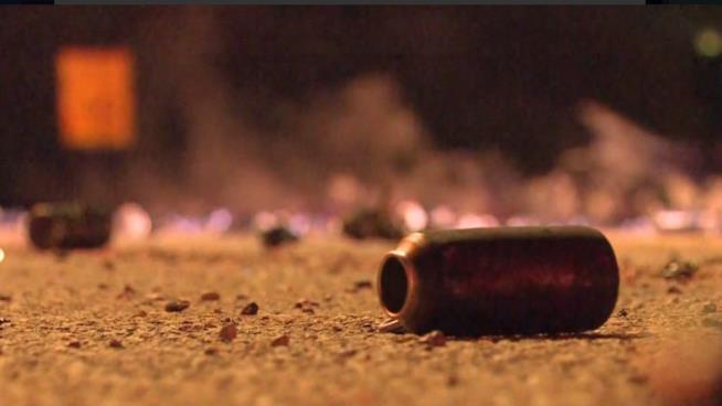 Esplode camion carico di deodoranti Axe in USA: ondata di fragranze inebrianti e nessun ferito Primo piano di una bomboletta di deodorante spray Axe esplosa