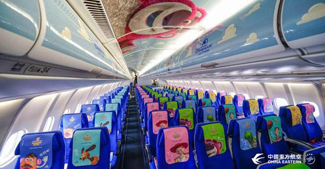 Interni dell'Airbus 330 a tema Toy Story Dettagli degli interni dell'Airbus 330 della compagnia China Eastern Airlines a tema Toy Story