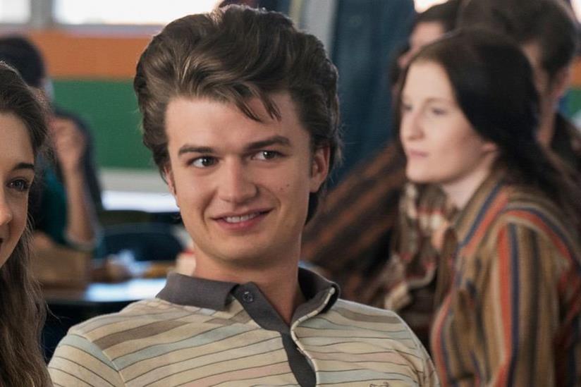 Steve Harrington festeggiato dal cast di Stranger Things per la Festa del Papà Joe Keery nei panni di Steve Harrington
