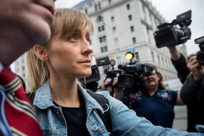 Allison Mack rilasciata dietro cauzione per 5 milioni di dollari L'attrice Allison Mack dopo il rilascio su cauzione