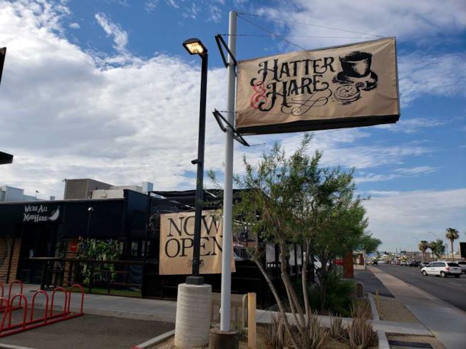 Il bar ispirato alla favola di Alice nel Paese delle Meraviglie L'entrata del nuovo locale di Phoenix ispirato alla favola di Carroll