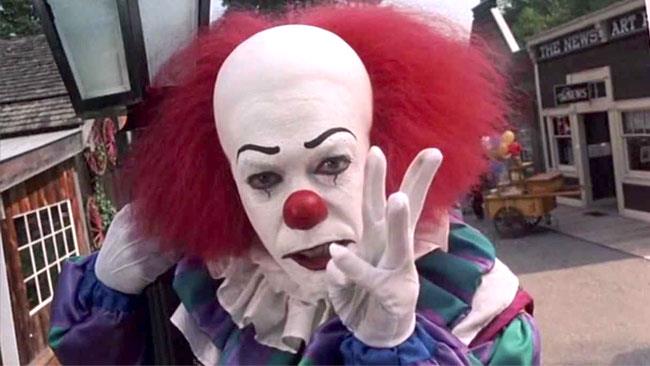 Pennywise: The Story of IT, presto il documentario sul film per la TV del 1990 interpretato da Tim Curry Pennywise interpretato da Tim Curry