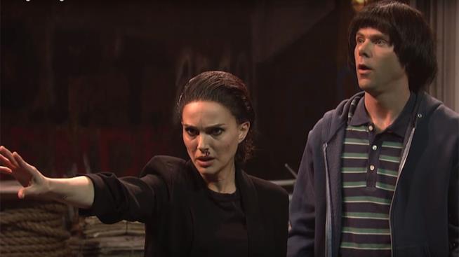 Natalie Portman nei panni di Undici di Stranger Things durante lo scorso Saturday Night Live Natalie Portman impersona Undici di Stranger Things nella scorsa puntata del Saturday Night Live
