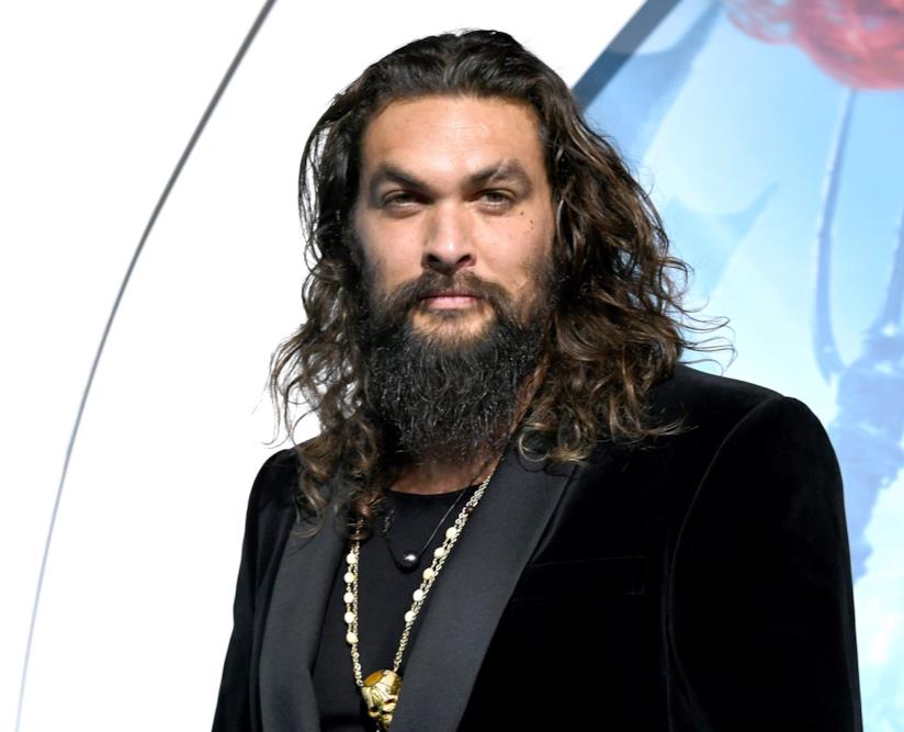 Jason Momoa adora farsi fotografare con le fidanzate altrui! Jason Momoa fotografato alla prima di Aquaman