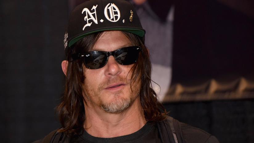 Norman Reedus non sente la sveglia e arriva nudo sul set di The Walking Dead Norman Reedus a un evento ufficiale