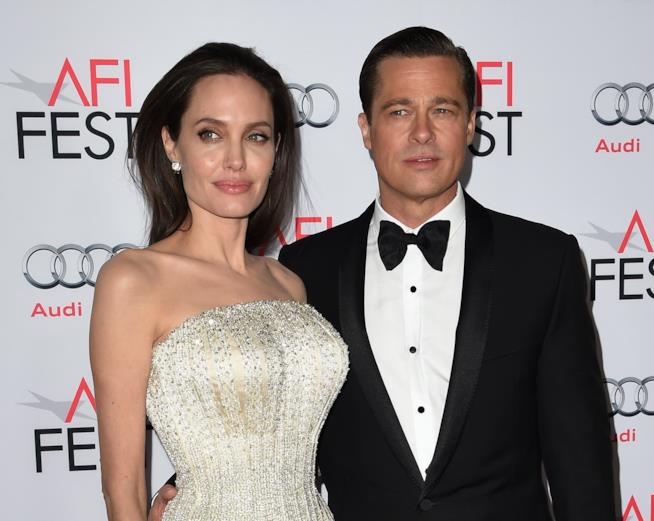 Angelina Jolie e Brad Pitt hanno raggiunto un accordo per la custodia dei figli Brad Pitt e Angelina Jolie insieme sul red carpet durante l'AFI Fest nel 2015