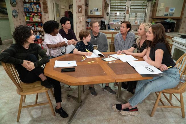 Un'immagine dello spin-off The Conners senza Roseanne Barr La prima foto dal set del nuovo spin-off The Conners