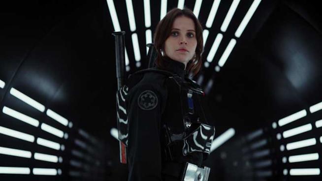 Rogue One, Disney programma un mese di riprese aggiuntive Felicity Jones in una scena di Rogue One