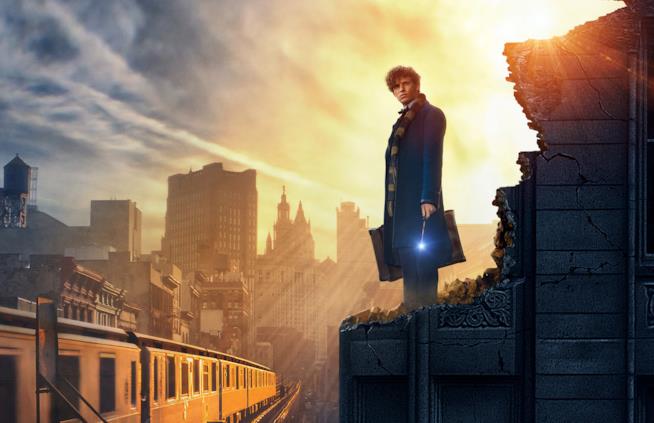 Eddie Redmayne nel nuovo poster di animali fantastici e dove trovarli Newt Scamandro, intepretato da Eddie Redmayne, nel nuovo poster del fantasy di Rowling