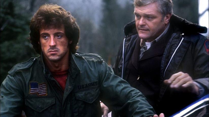 Rambo, la fortunata saga con Stallone Sylvester Stallone in una scena del primo film dedicato all'eroe di guerra Rambo