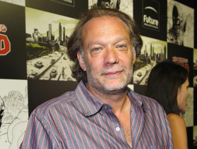 Nicotero con una gaffe potrebbe aver spoilerato qualcosa sulla stagione 7 di TWD Greg Nicotero in un'immagine promozionale