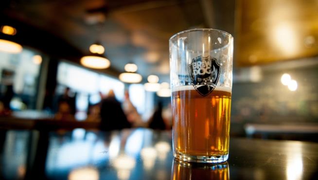 In Ohio c'è il primo hotel al mondo dedicato alla birra artigianale Primo piano di un bicchiere di birra con logo BrewDog
