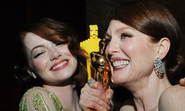 Emma Stone e la statuetta di Lego Emma Stone e Julianne Moore con la statuetta di Lego