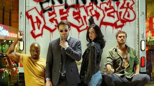 Daredevil, Iron Fist e Luke Cage potrebbero tornare su Hulu Un primo piano dei Difensori in un'immagine promozionale della serie Netflix
