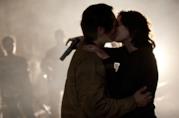 Glenn e Maggie si baciano in una scena di The Walking Dead Glenn Rhee e Lauren Cohan sul set di The Walking Dead