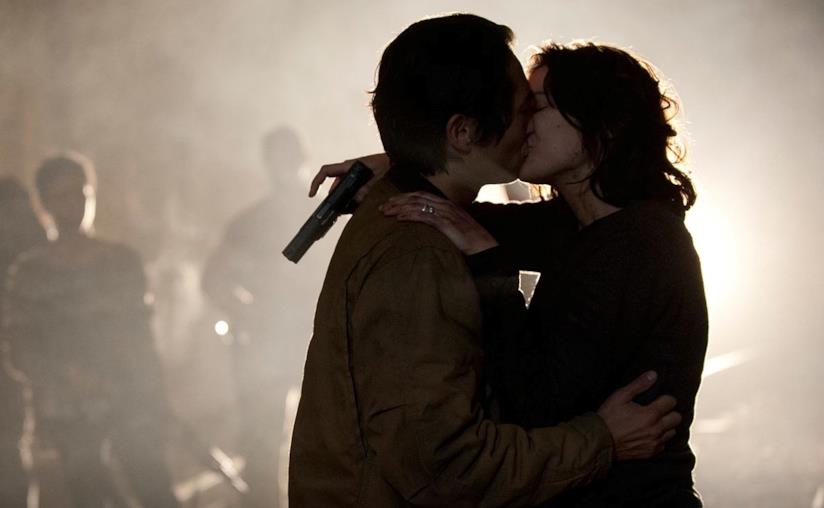 Glenn e Maggie si baciano in una scena di The Walking Dead Glenn Rhee e Lauren Cohan sul set di The Walking Dead