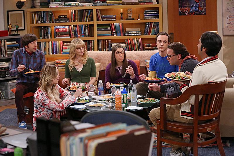 Il cast di The Big Bang Theory Gli interpreti principali di The Big Bang Theory riuniti nel salotto di Sheldon