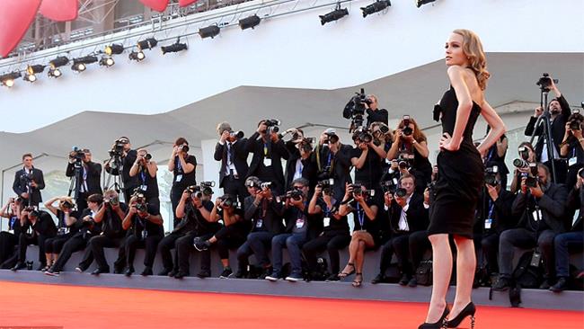 Venezia 73: i serpenti di Lily-Rose Depp e l'abito da dea greca di Natalie Portman Lily-Rose Depp