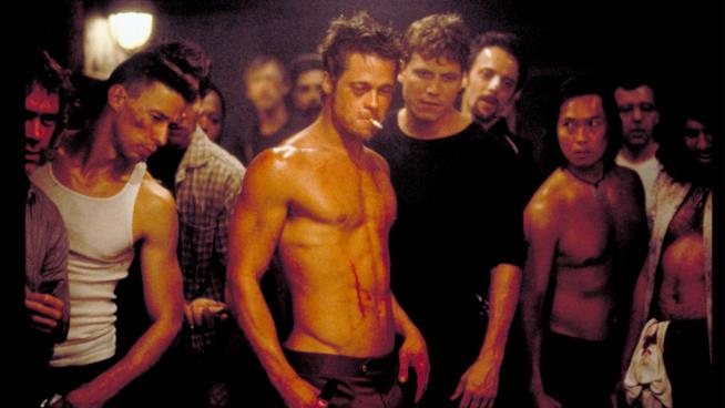 Fight Club: Brad Pitt e Edward Norton ricordano i fischi e le critiche Fight Club, una scena del film