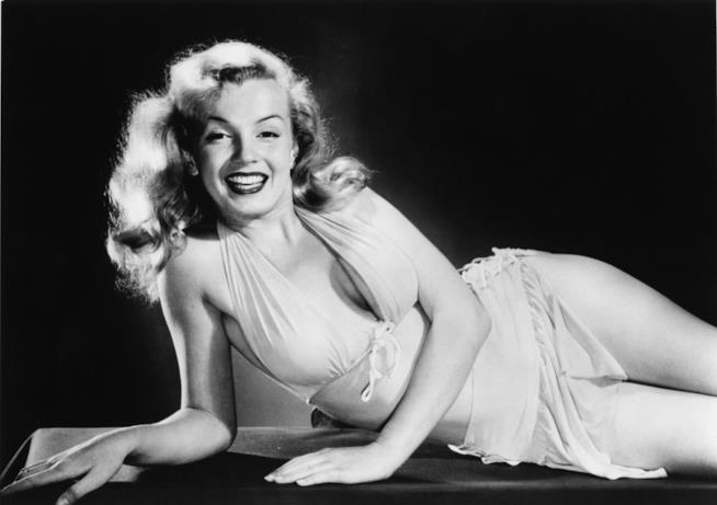 Nuova miniserie su Marilyn Monroe Marilyn Monroe sdraiata