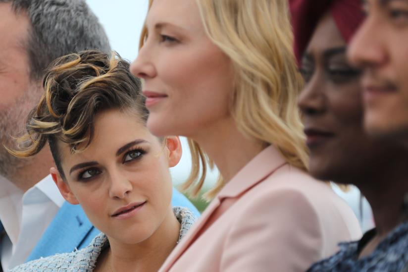Cannes 2018, prima giornata di concorso: dal malore di Gilliam agli sguardi hot tra giurate Kristen Stewart guarda Cate Blanchett