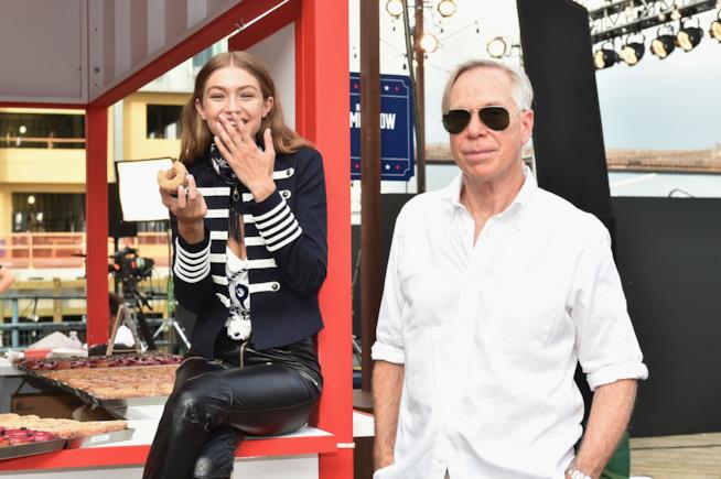 Tommy Hilfiger e Gigi Hadid Tommy Hilfiger e Gigi Hadid mentre mangia una ciambella