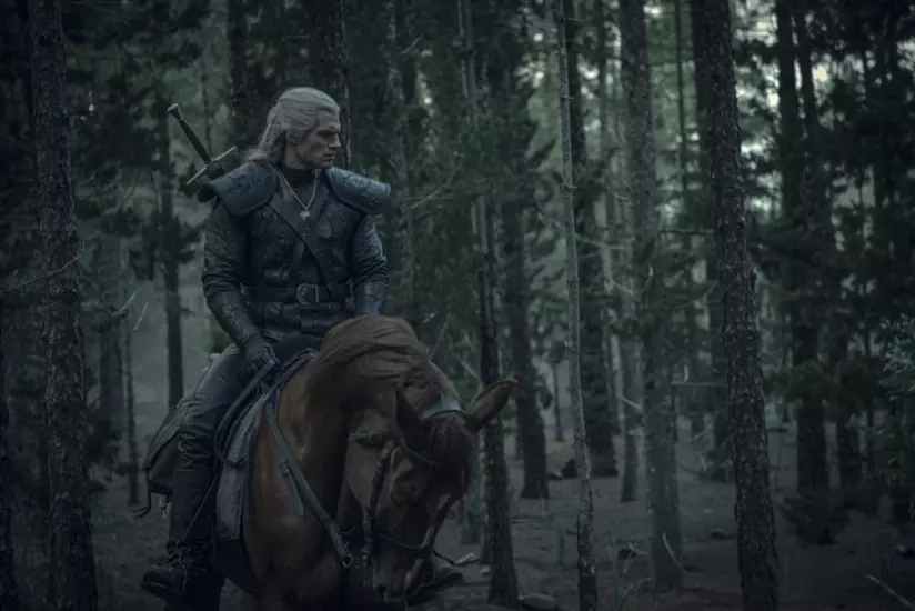 The Witcher potrebbe anche superare Game of Thrones, per Sapkowski Henry Cavill in una scena di The Witcher