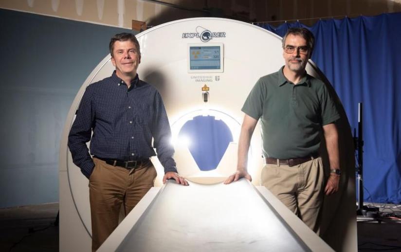EXPLORER, il primo scanner che permette di ottenere in un sol colpo un'immagine 3D di tutto il corpo umano Simon Cherry a sinistra e Ramsey Badawi a destra, gli ideatori dello scanner 3D EXPLORER
