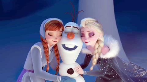 In Olaf's Frozen Adventure ritroviamo i personaggi di Frozen - Il regno di ghiaccio Anna, Olaf ed Elsa in Olaf's Frozen Adventure