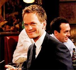 Barney Stinson ci sa fare, con e senza cocktail Barney di How I Met Your Mother con in mano l'immancabile drink