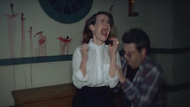 Sarah Paulson nella casa di American Horror Story Sarah Paulson urla spaventata