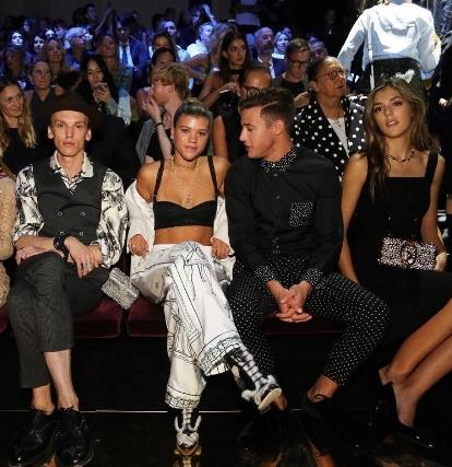 Sofia Richie con Cameron Dallas e Sistine Stallone alla MFW Sofia Richie, Cameron Dallas e Sistine Stallone in prima fila alla sfilata Dolce & Gabbana