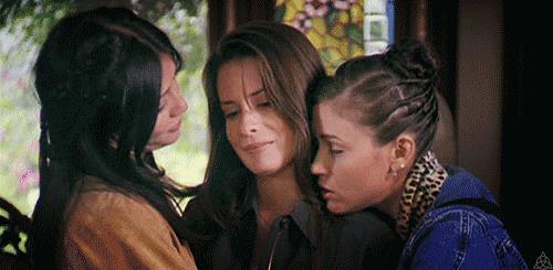 Shannen Doherty, Holly Marie Combs e Alyssa Milano in una scena di Streghe Le Streghe