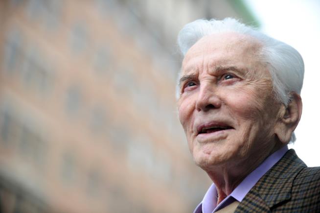 Kirk Douglas compie gli anni Kirk Douglas in primo piano