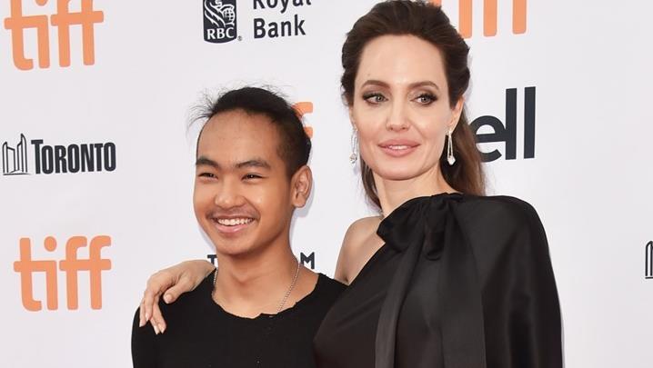 Angelina Jolie ha scortato Maddox al primo giorno di università in Sud Corea Angelina Jolie e il figlio Maddox