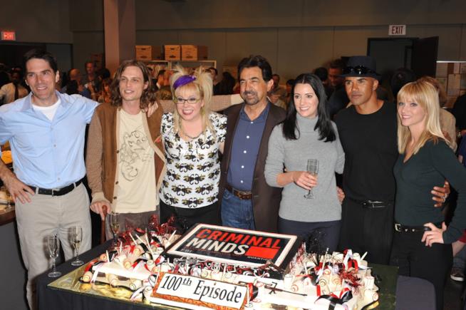 Criminal Minds si aggiudica il titolo di Miglior Crime Show ai People's Choice Awards Il cast di Criminal Minds durante i festeggiamenti per il 100° episodio