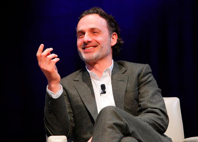 Rick Grimes ha confessato che leggere gli script dei nuovi episodi di TWD l'ha fatto stare male Un sorridente Andrew Lincoln, interprete di Rick Grimes di The Walking Dead