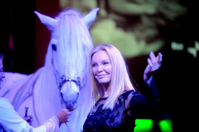 Patty Pravo si mostra in topless Primo piano di Patty Pravo