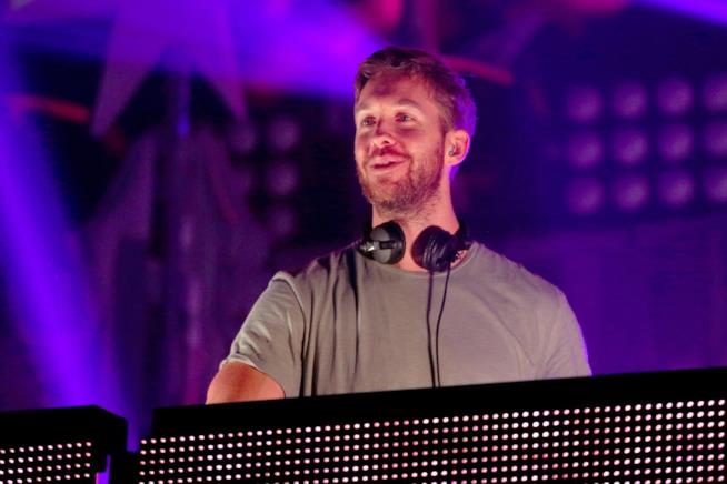 Calvin Harris segue di nuovo Taylor Swift sui social Primo piano di Calvin Harris alla consolle