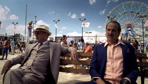 Il bookmaker Artem fedele passeggero della Jackpot Airlines Peter Stormare in una scena di The Blacklist