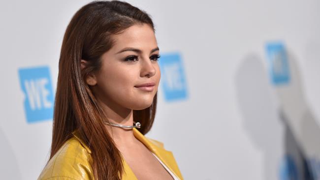 Selena Gomez produrrà una serie sulla sua vita Selena Gomez sul red carpet a un evento ufficiale