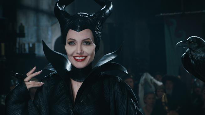 Angelina Jolie tornerà nei panni di Maleficent prima del previsto Angelina Jolie nei panni di Maleficent