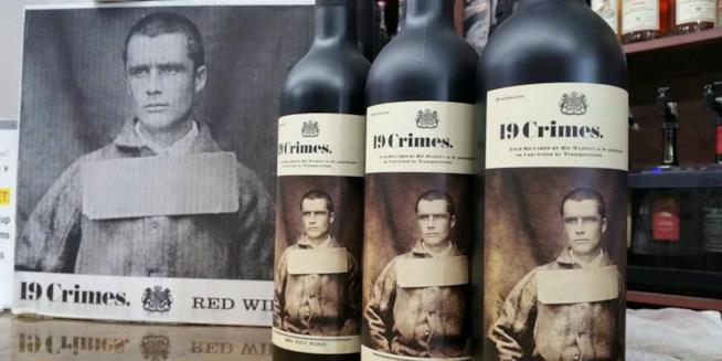 Un'azienda vinicola australiana ha creato una linea di vini con etichette "parlanti" Uno dei criminali presenti sulle etichette della linea 19 Crimes