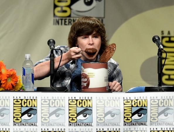 Carl mangia di nuovo il budino al Comic-Con di San Diego L'attore che interpreta Carl in The Walking Dead mangia il budino