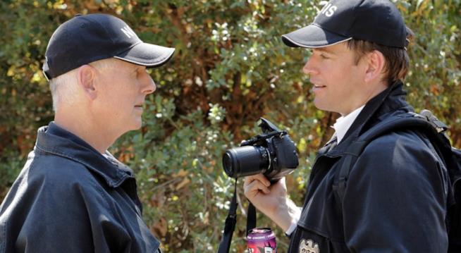 Mark Harmon e Michael Weatherly sono dispiaciuto e shockati dalla prematura scomparsa di Gary Glasberg Mark Harmon e Michael Weatherly sul set di NCIS